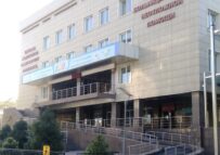 (Русский) Врачи больницы скорой неотложной помощи Алматы вернули с того света мужчину с ножевым ранением сердца и легкого.